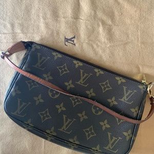 LV poshette clutch